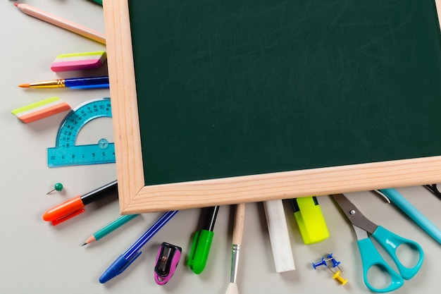 Fournitures scolaires et de bureau. Vue de dessus.