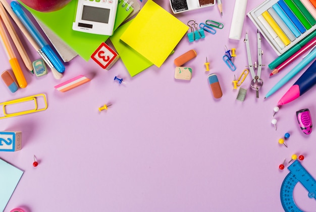 Fournitures scolaires et de bureau. Vue de dessus.