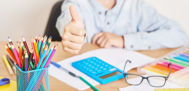 Photo fournitures scolaires sur le bureau