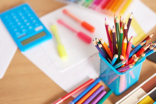 fournitures scolaires sur le bureau