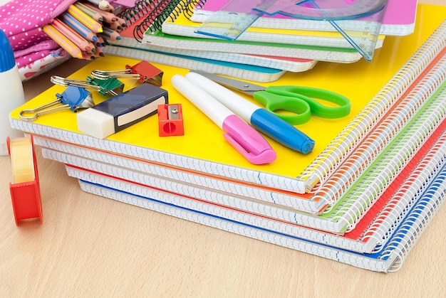 Fournitures scolaires sur le bureau