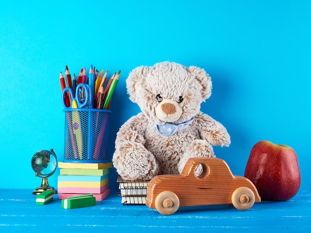 Fournitures Scolaires: Cahiers, Crayons, Autocollants, Ciseaux