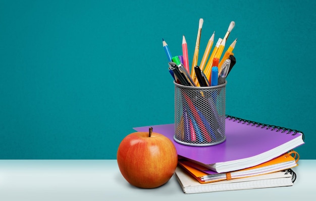 Fournitures scolaires colorées sur fond de bois