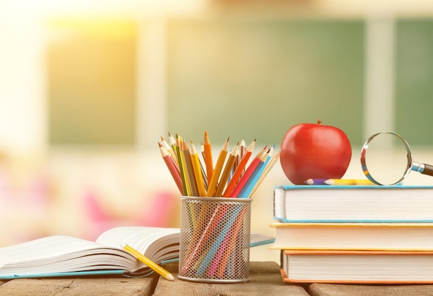 Fournitures scolaires colorées sur fond de bois