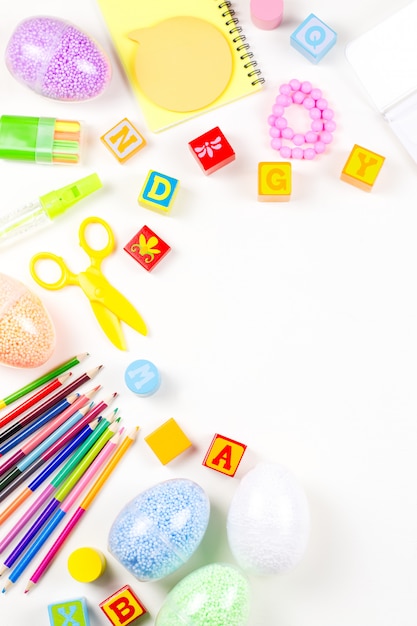 Fournitures scolaires, concept de créativité enfant à plat. Divers outils artistiques pour enfants sur bureau blanc. Espace copie