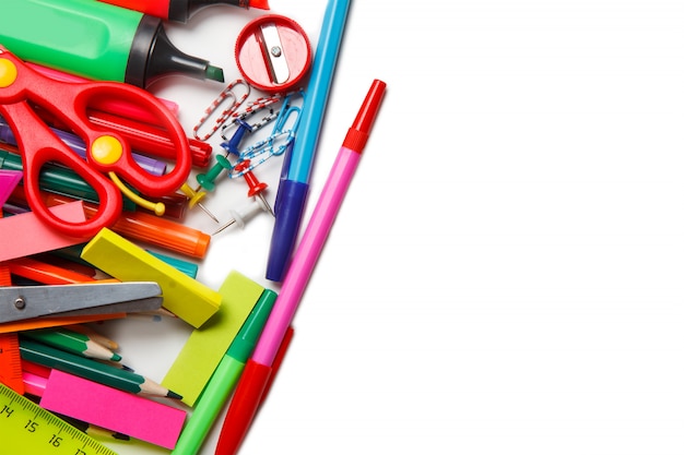 fournitures scolaires sur fond blanc
