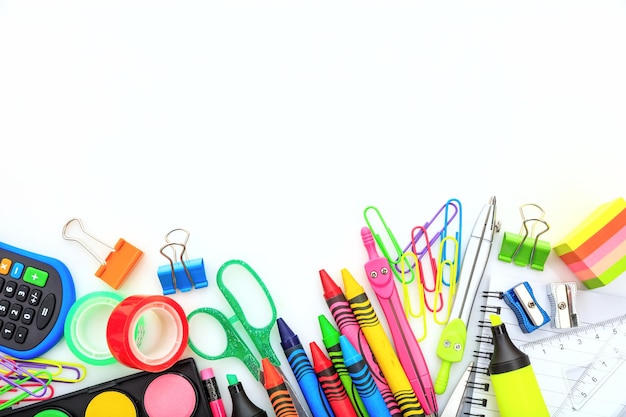 fournitures scolaires sur fond blanc