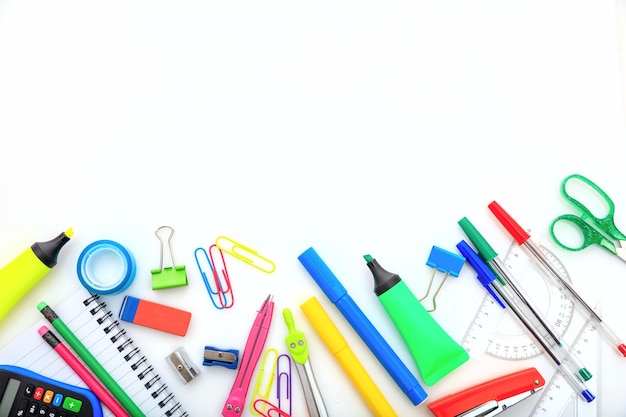 fournitures scolaires sur fond blanc