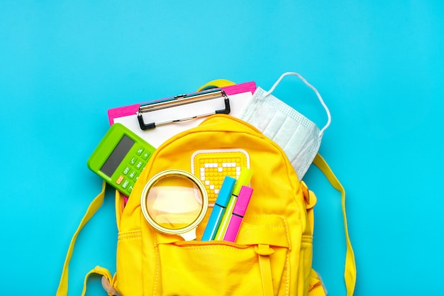 Fournitures scolaires sur fond bleu