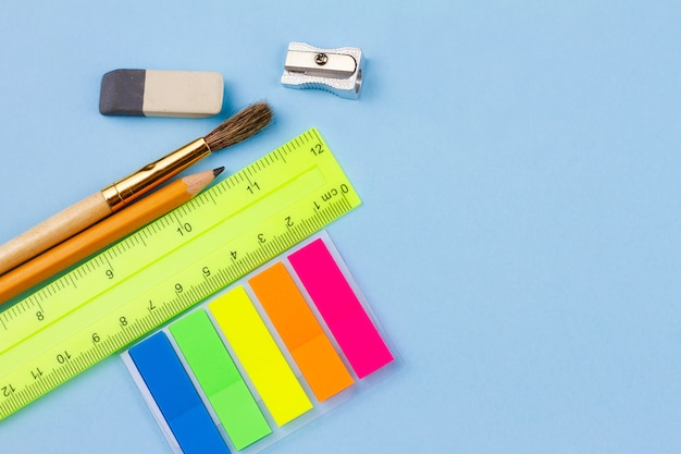 Fournitures scolaires sur fond bleu.