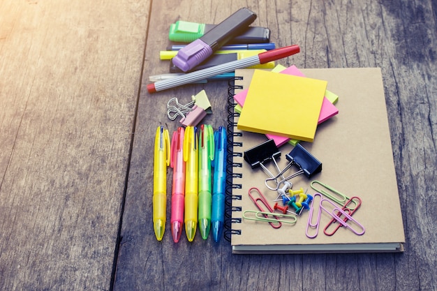 Fournitures scolaires sur fond en bois ancien