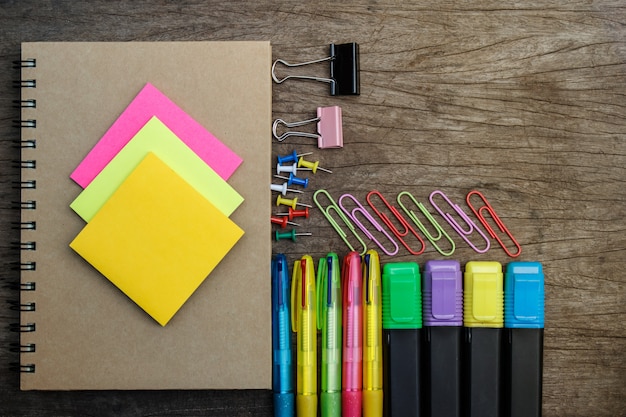 Fournitures scolaires sur fond en bois ancien