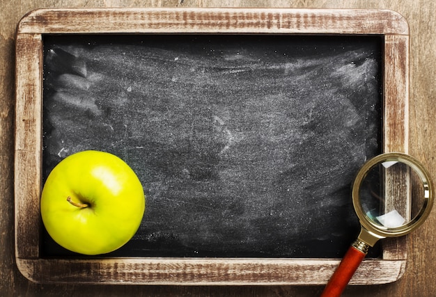 Fournitures scolaires sur fond de bois. Mise en page à plat.