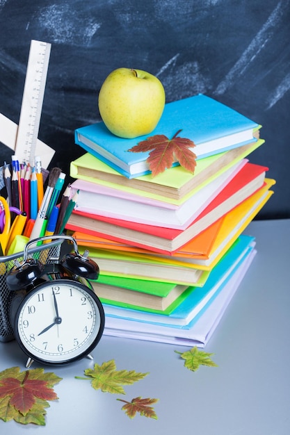 Fournitures scolaires sur le fond du tableau des enseignants