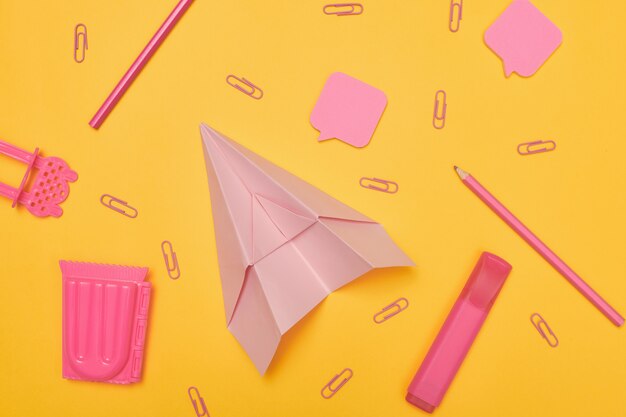 Fournitures scolaires sur fond jaune