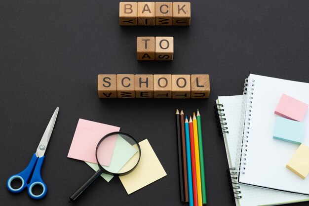 Fournitures scolaires sur fond noir Retour à l'école