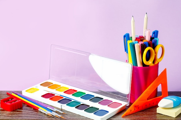 Fournitures scolaires sur fond pastel