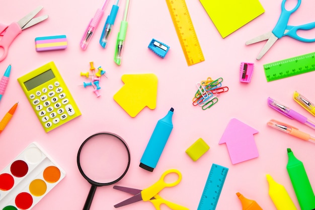 Fournitures scolaires sur fond rose. Retour à l'école. Mise à plat. Minimalisme