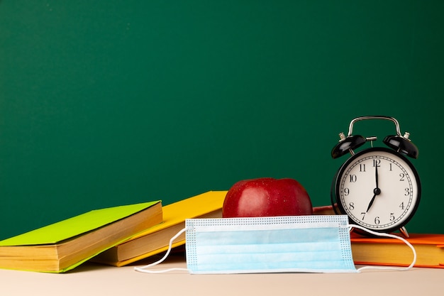 Fournitures scolaires et masque médical sur le bureau