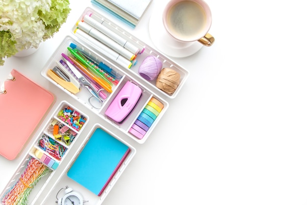 Fournitures Scolaires. Papeterie élégante De Couleur Pastel. Mise à Plat, Vue De Dessus. Fond Blanc.