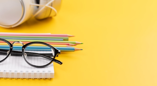 Fournitures scolaires et papeterie sur jaune