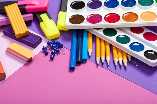 Fournitures scolaires avec de la peinture et des crayons