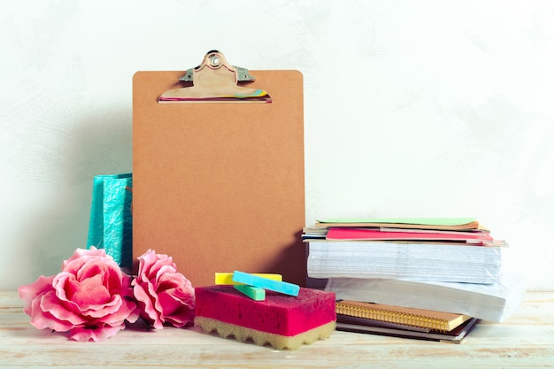 Fournitures scolaires avec presse-papiers