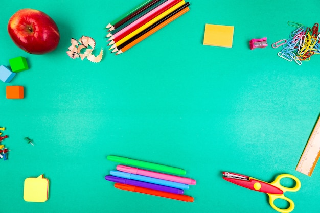 Fournitures scolaires. Retour à l'école. Vue de dessus. Lay plat.