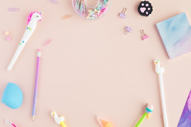 Fournitures scolaires avec un stylo licorne, crayon lama rose