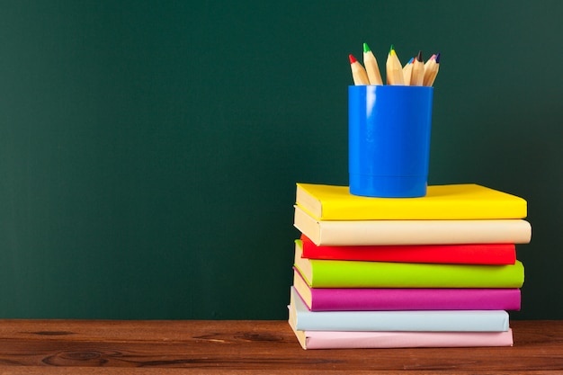 Fournitures Scolaires Sur Une Table En Bois Et Tableau Noir