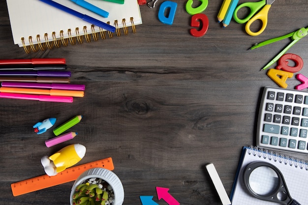 fournitures scolaires sur une table en bois