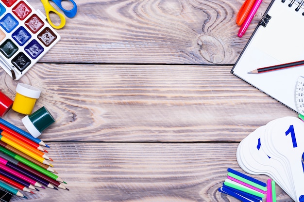 Fournitures scolaires sur une table en bois