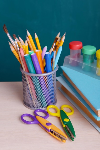 Fournitures scolaires sur table à bord fond