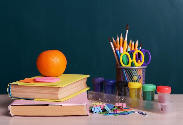 fournitures scolaires sur la table sur le fond de bord