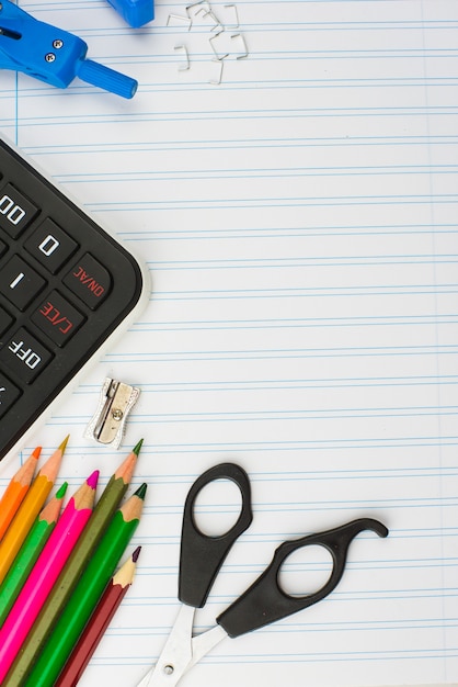 Fournitures scolaires sur une table