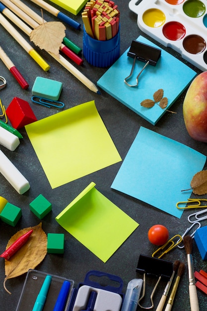 Fournitures scolaires sur un tableau noir