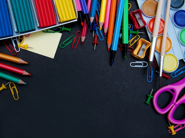 Fournitures scolaires et tableau noir