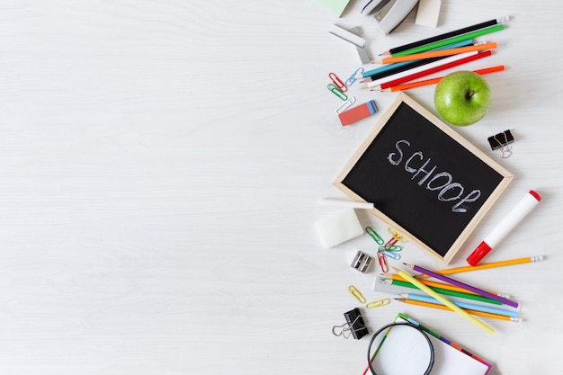 Photo fournitures scolaires sur la vue de dessus de table en bois blanc