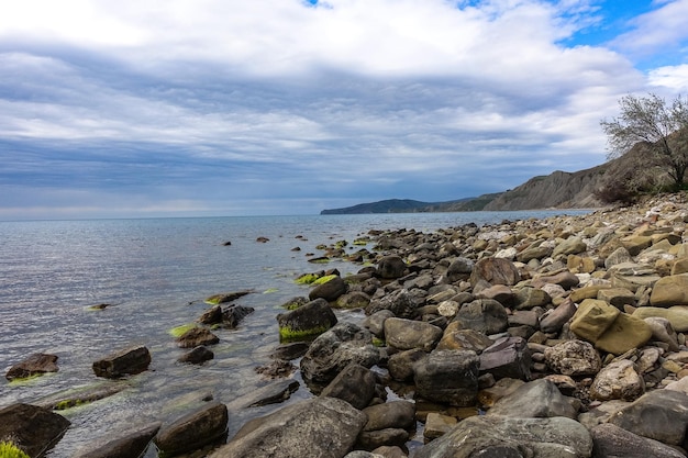 Fox Bay est une baie de la mer Noire entre les chaînes de montagnes KaraDag et Megan en Crimée