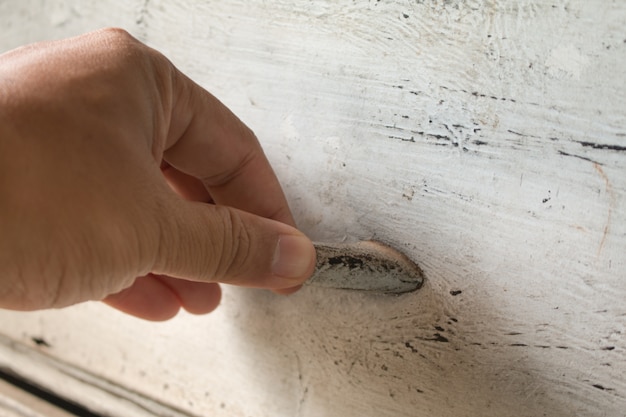 Foyer doux du tiroir à main sur un éclairage médiocre, une armoire