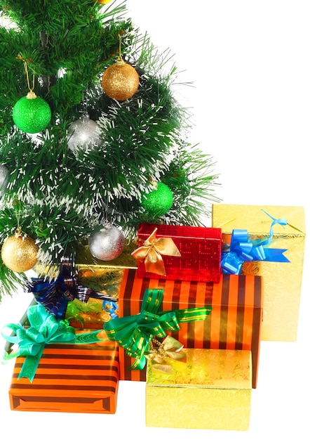 Fragment d'arbre de Noël et du nouvel an avec des coffrets cadeaux. Isolé sur fond blanc.