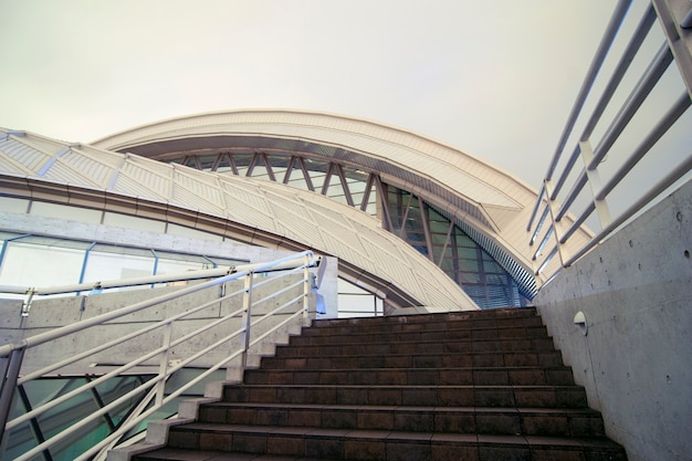 Fragment d'architecture moderne avec des escaliers en béton allant à la structure futuriste du dôme