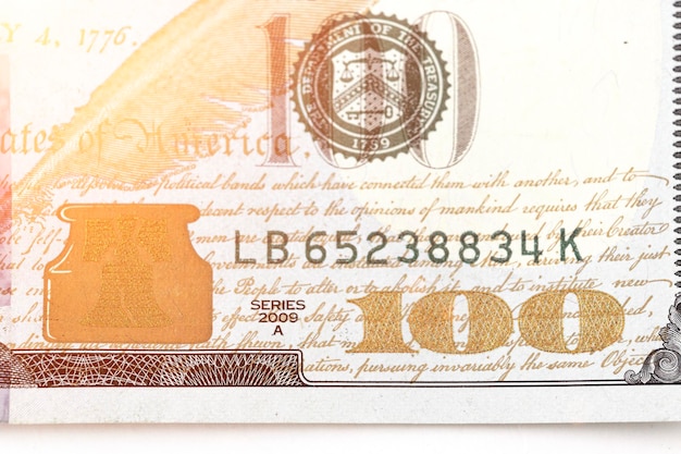Fragment de l'avers du billet de 100 billets de cent dollars avec la lumière du soleil 100 Nouvel échantillon d'argent