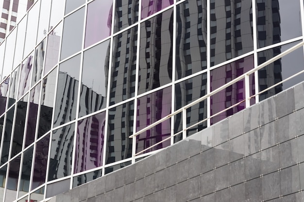 Fragment de bâtiment moderne en verre et métal.