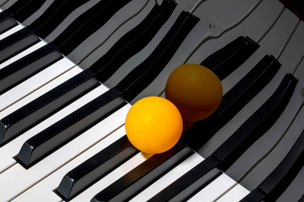 Fragment de clavier de piano électronique avec boule orange