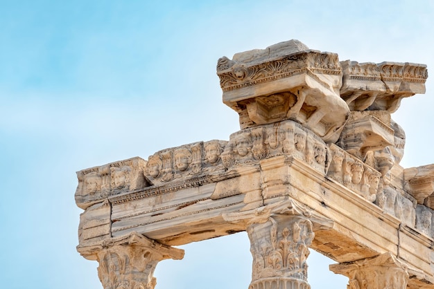 Fragment de la colonnade du temple détruit d'Apollon à Side avec un relief taillé dans la pierre sur la frise