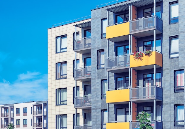 Fragment de complexe d'immeubles résidentiels d'appartements avec balcons.