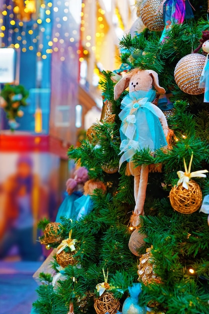 Fragment de la décoration du sapin de Noël - un joli lapin vêtu d'une robe bleue