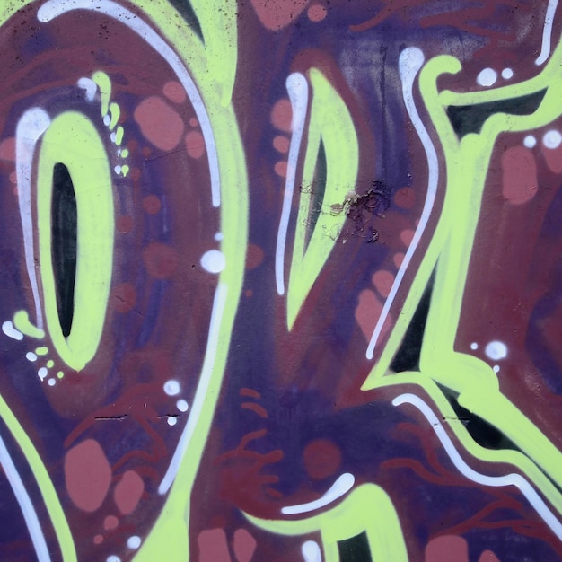 Fragment de dessins graffitis le vieux mur décoré de taches de peinture dans le style de l'art de rue