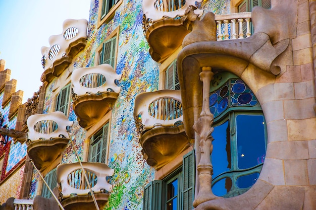 Fragment du bâtiment Casa Batllo à Barcelone en Espagne. On l'appelle aussi House of Bones. Il a été conçu par Antoni Gaudi